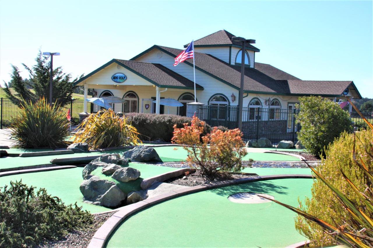 Emerald Dolphin Inn & Mini Golf Fort Bragg Exterior foto